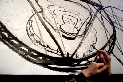 Hand malt mit Pinsel und schwarzer Tusche, eine große Tasse auf ein weißes Papier