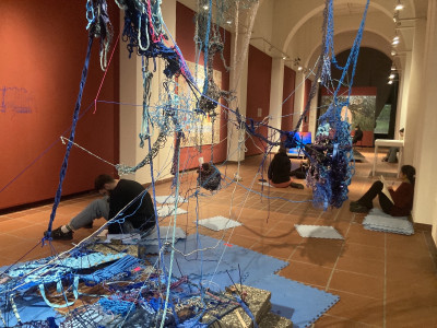 Leute sitzen am Boden der Galerie und schreiben