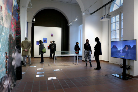 Menschen besichtigen eine Ausstellung